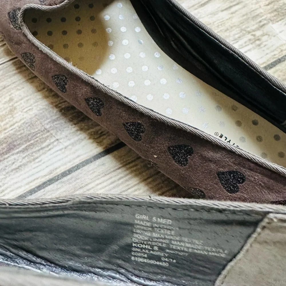 Girls adorable brown suede shoes! Size 5